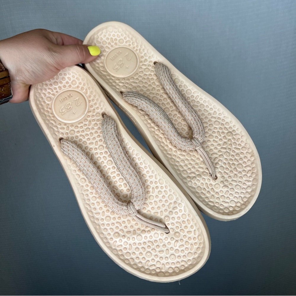 Allbirds | Sugar Zeffer‎ Flip Flops 2 Cream Sandals with Textured Footbed